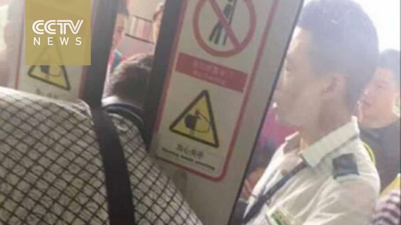 باب القطار يُطبق على رأس رجل