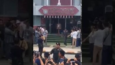 الشرطة التايلاندية تجبر مواطنة على السجود أمام صورة الملك