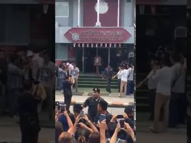 الشرطة التايلاندية تجبر مواطنة على السجود أمام صورة الملك