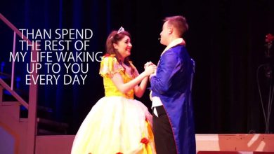 ممثلة تفاجأ بحبيبها ينضم إلى المسرحية ليعرض عليها الزواج