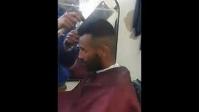 حلاق مغربي يقص شعر زبائنه بالساطور