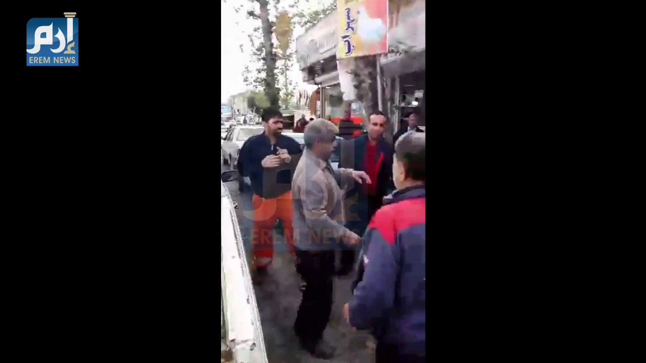 عامل ببلدية إيرانية ينهال ضرباً على بائعة خضار