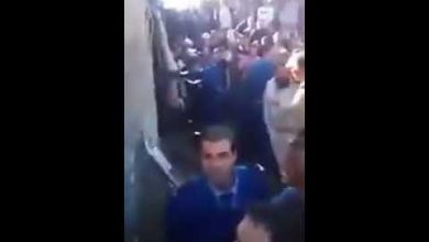 لصّ جزائري علّقوه من قدميه على جدار "عارياً"