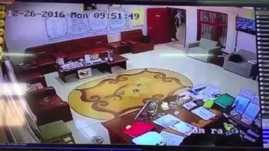 طالب سعودي يدخل مدرسته حاملاً رشاشاً