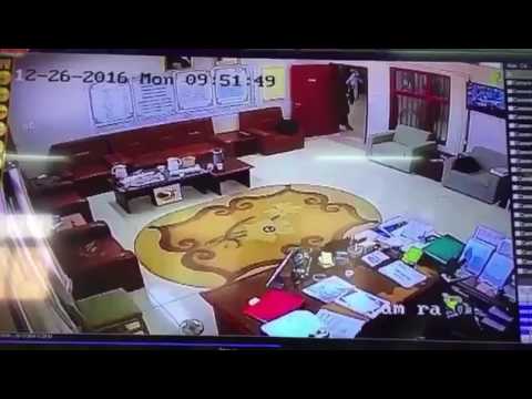 طالب سعودي يدخل مدرسته حاملاً رشاشاً