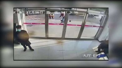 تطايرت أمواله أمام البنك