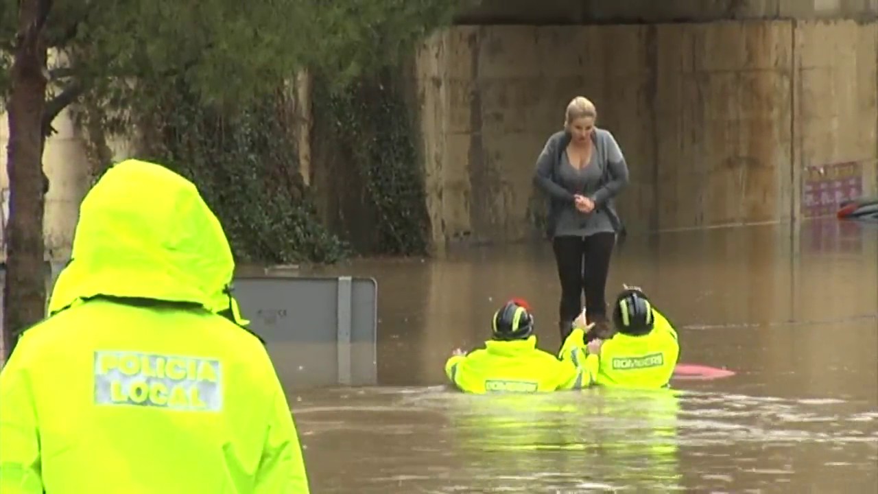 لحظة إنقاذ امرأة من الغرق في إسبانيا
