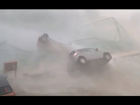 الرياح تقلب سيارة في الهند