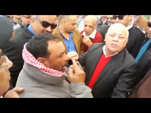 محافظ بورسعيد لمواطن يشتكي: "والمصحف ما أنا سايبك