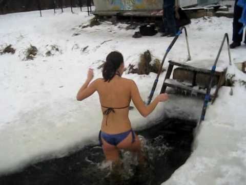 فتيات روسيا.. والسباحة في المياه المُجمدة