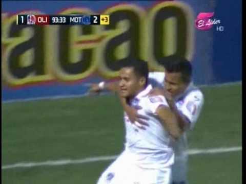 مشجع اقتحم الملعب ليُسجّل هدفاً