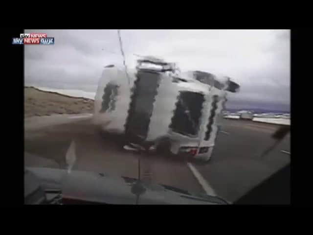 شاحنة ضخمة تسحق سيارة شرطة أميركية