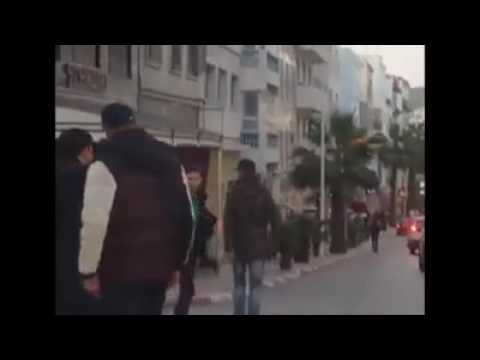 شرطي مغربي يعتدي بالضرب على شاب