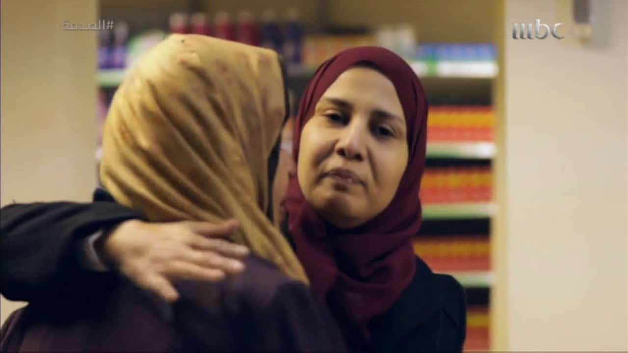 شاب يرفض اصطحاب أمه بالسيارة لإرضاء زوجته