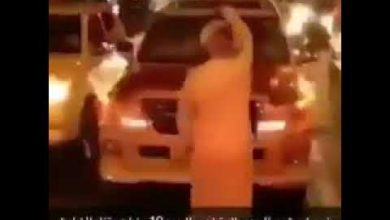 سعودي يرقص وسط الشارع فرحا