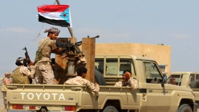 أعلام اليمنتحت أقدام الانفصاليين المدعومين من الإمارات في عدن watanserb.com