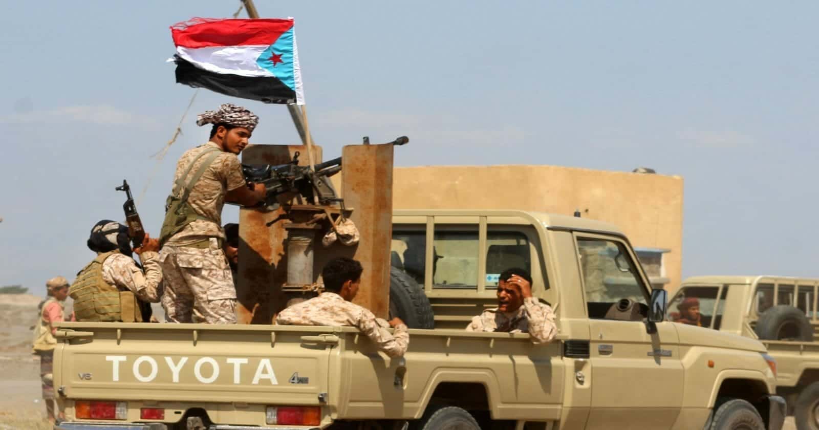 أعلام اليمنتحت أقدام الانفصاليين المدعومين من الإمارات في عدن watanserb.com