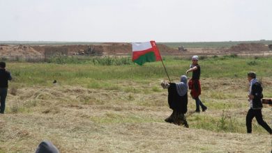 الفلسطينيون يرفعون علم عُمان watanserb.com