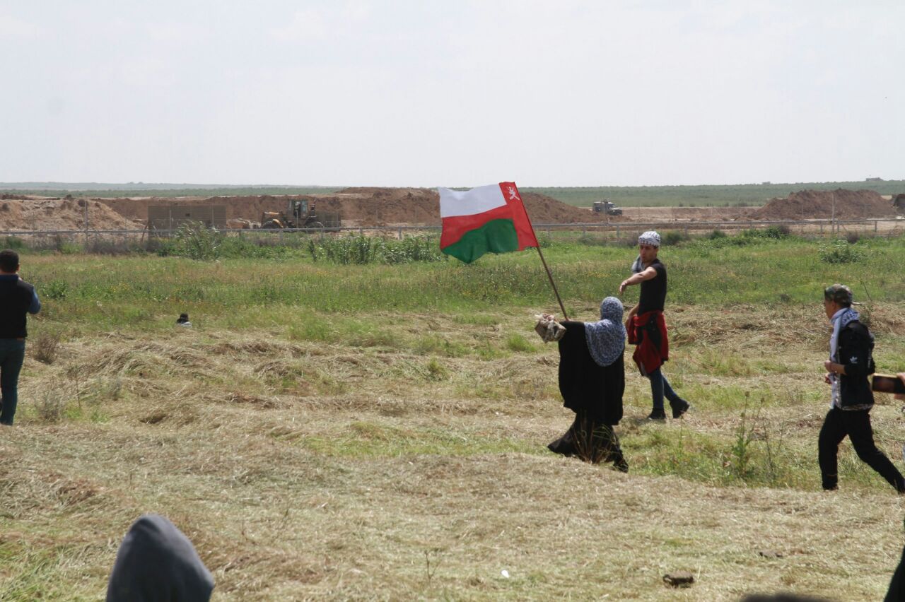 الفلسطينيون يرفعون علم عُمان watanserb.com