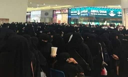 سعوديات للحصول على تذاكر حفل غنائي watanserb.com