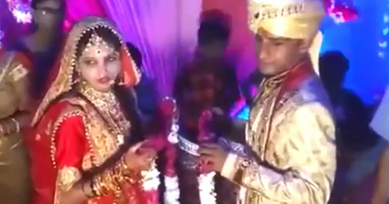 عروس تصفع رجلا في حفل زفافها في الهند watanserb.com