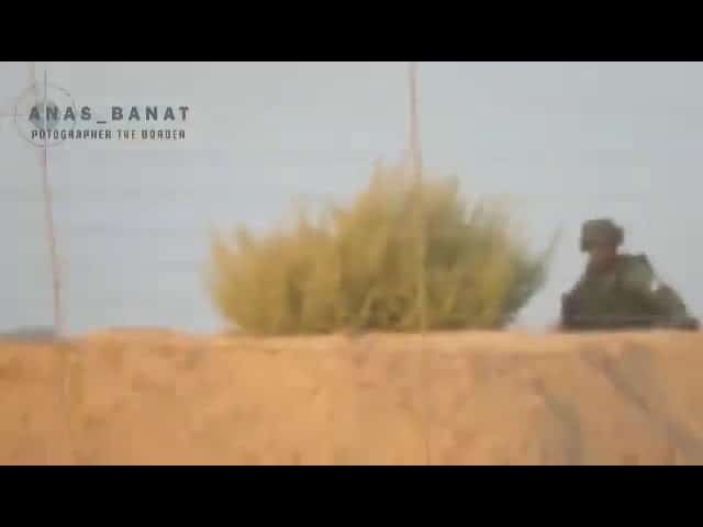 متظاهرون فلسطينيون يستولون على سلاح جندي إسرائيلي