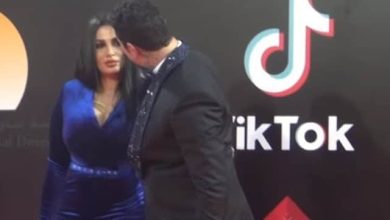 أحمد الفيشاوي يقبّل زوجته على السجادة الحمراء