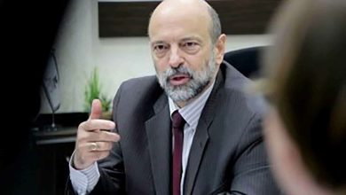 متظاهرون والدور الرابع watanserb.com