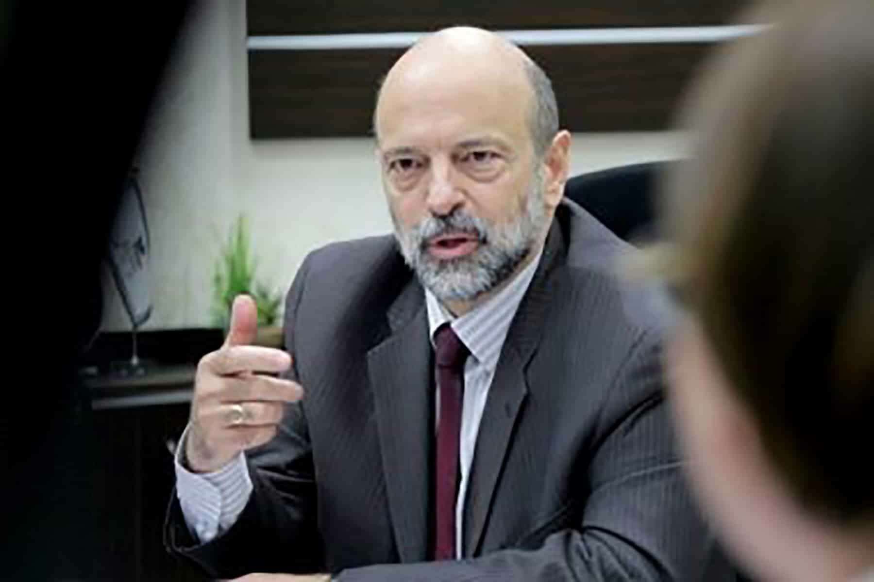 متظاهرون والدور الرابع watanserb.com