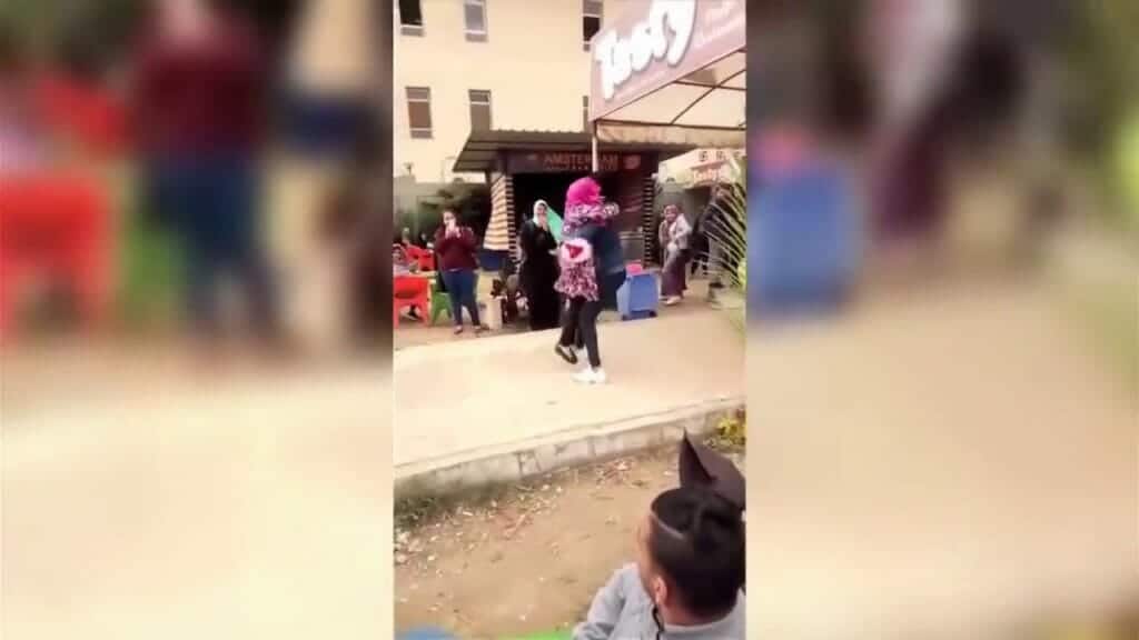 طالب مصري يحضن زميلته watanserb.com