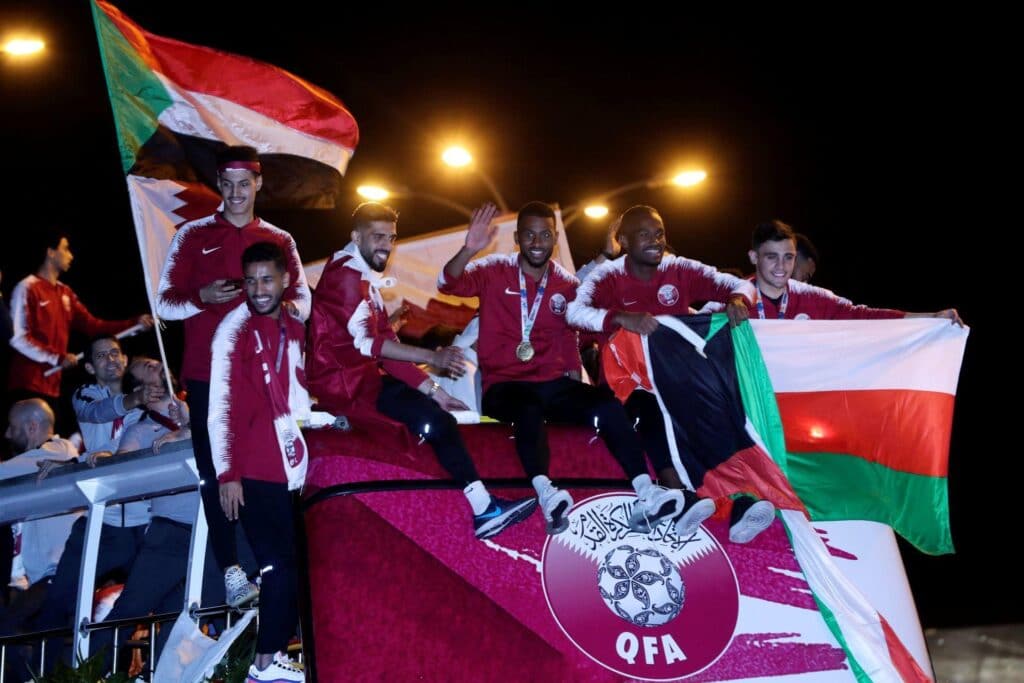 حافلة أبطال كأس آسيا في الدوحة تتوشح بعلميْ الكويت وعمان watanserb.com