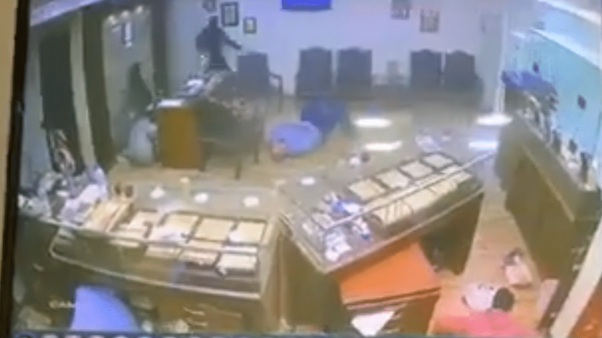 سطو مسلح لمحل مجوهرات watanserb.com