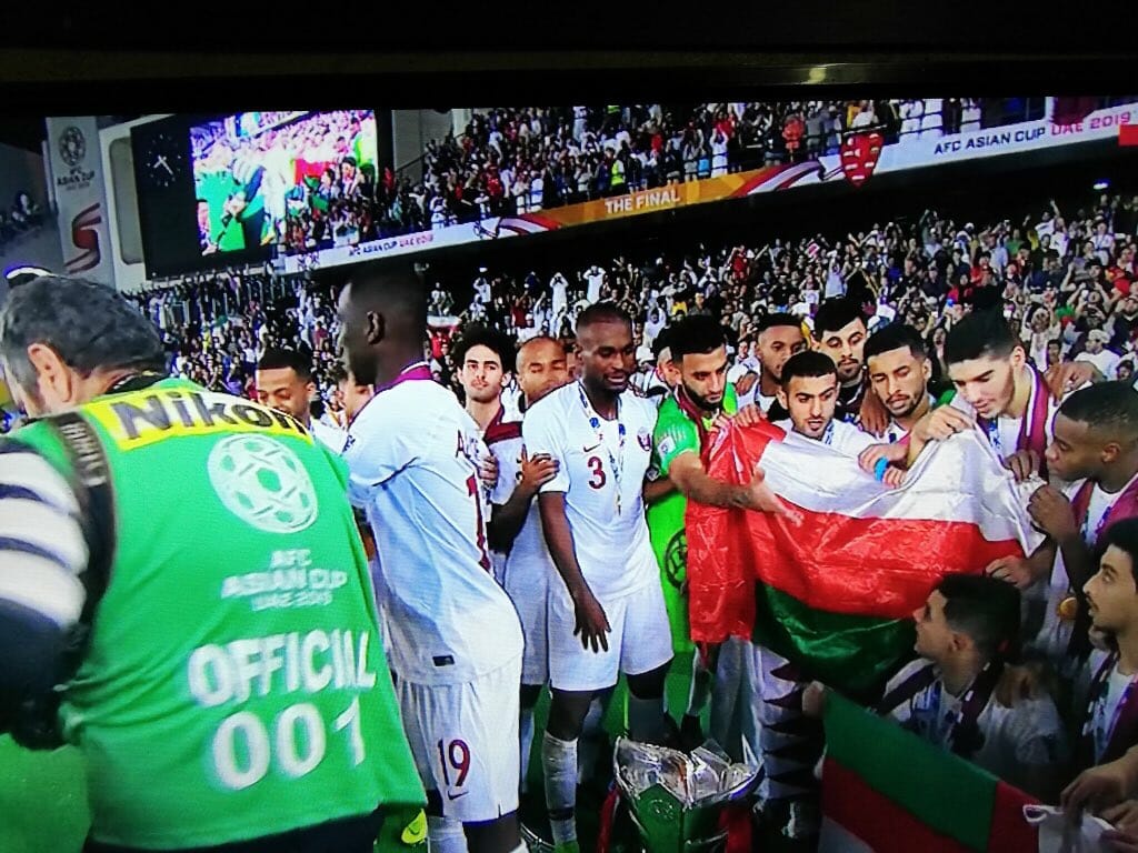 لاعبو قطر يرفعون علم السلطنة watanserb.com