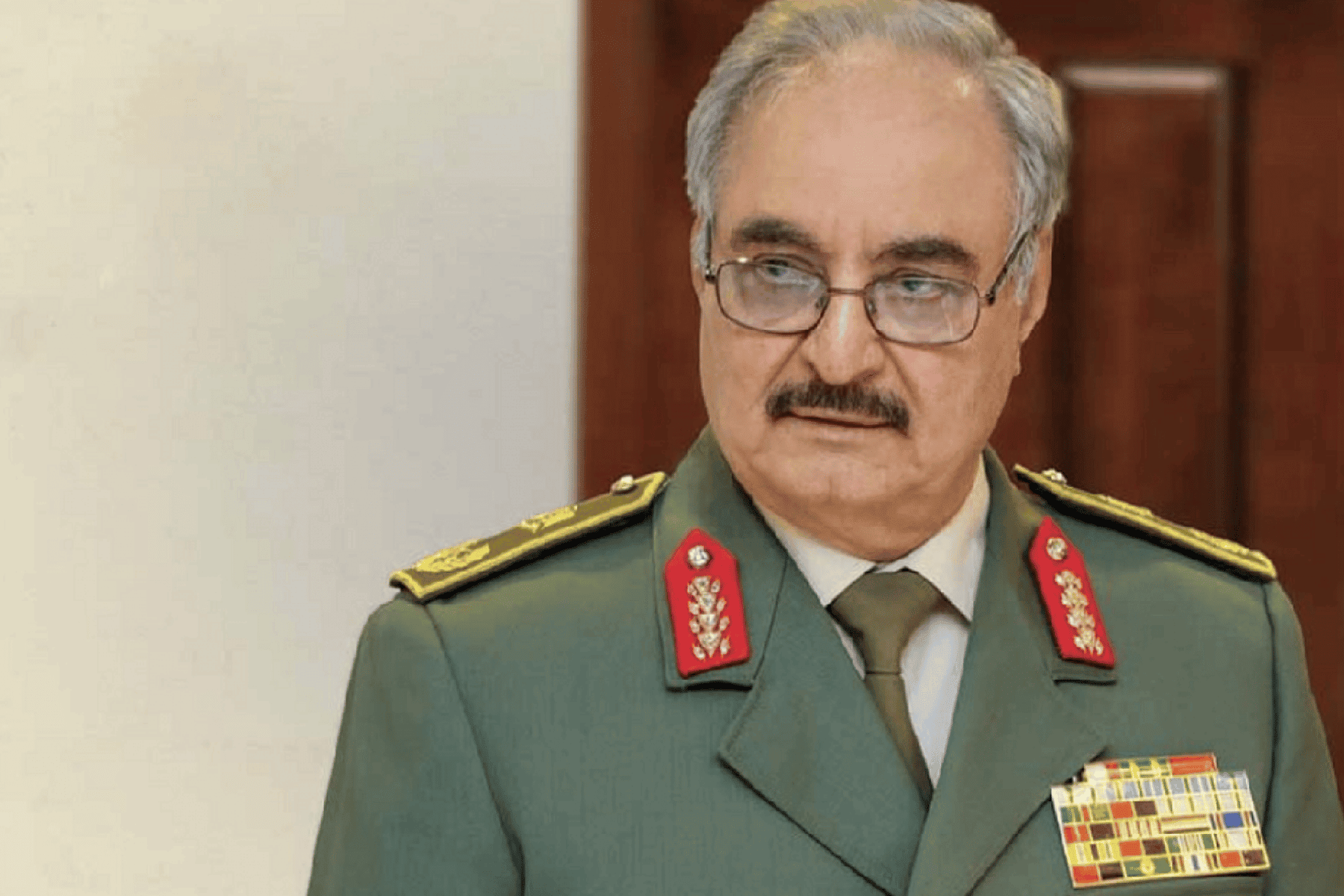 الملك سلمان يلتقي حفتر watanserb.com