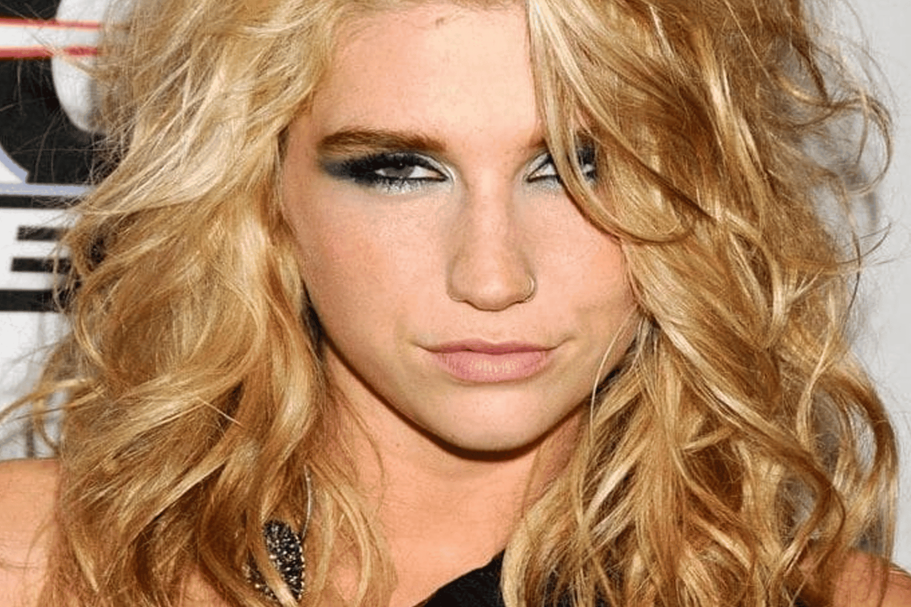 فنانة عالمية تثير الجدل watanserb.com