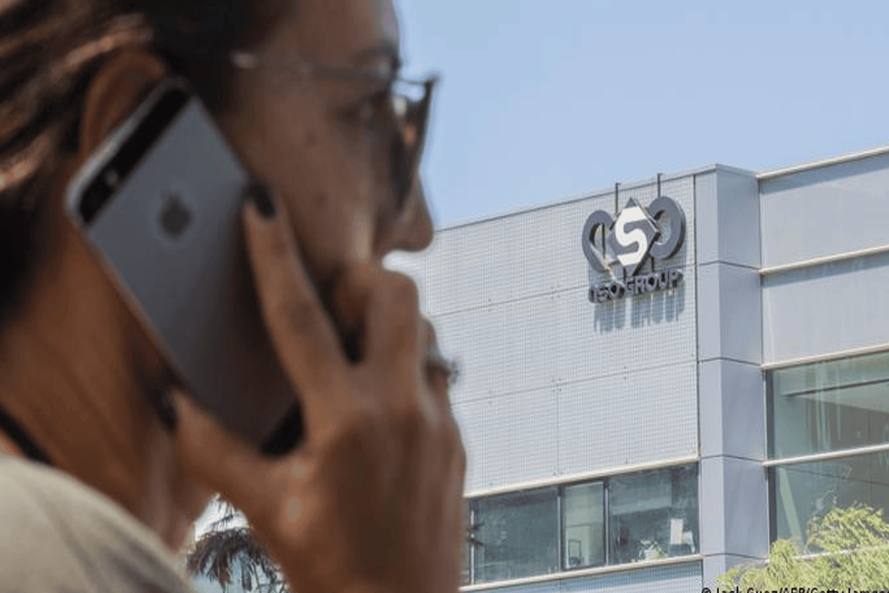 مذيعة تُحرج رئيس شركة watanserb.com