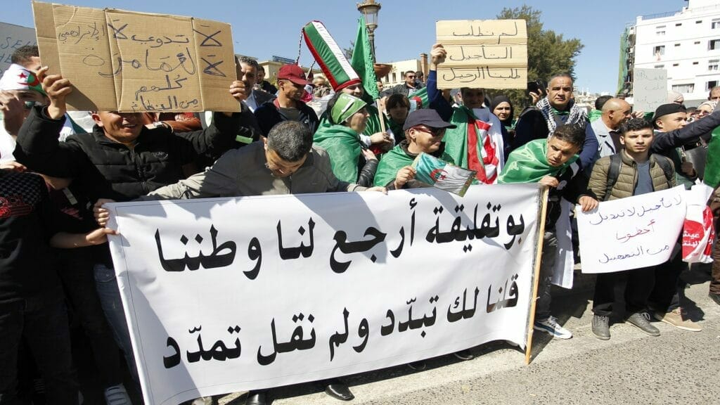 الجزائريون في الشوارع لمطالبة بوتفليقة بالرّحيل watanserb.com