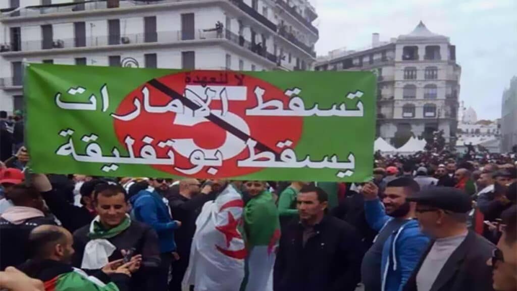 المتظاهرون الجزائريون ضد ابناء زايد watanserb.com