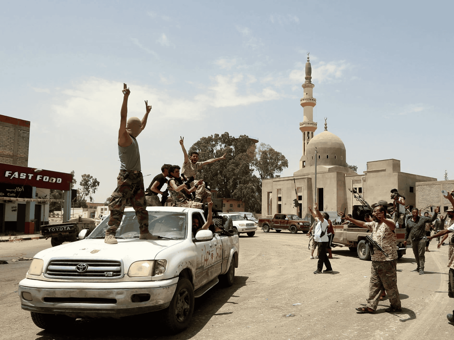 السيطرة على مطار طرابلس watanserb.com