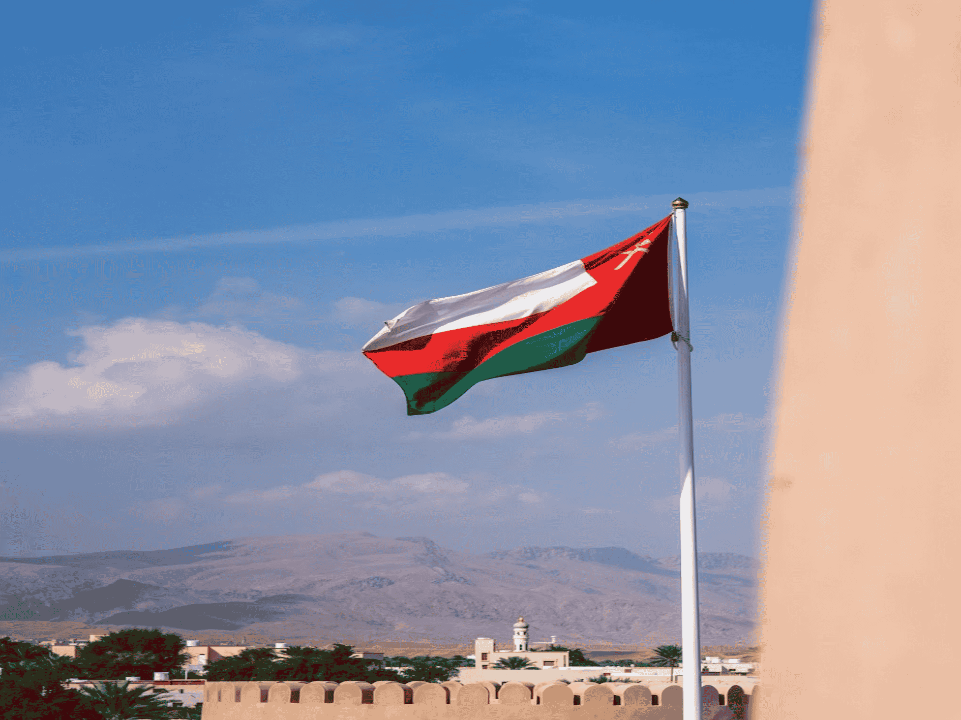 كاتب يمني يحذر سلطنة عُمان watanserb.com