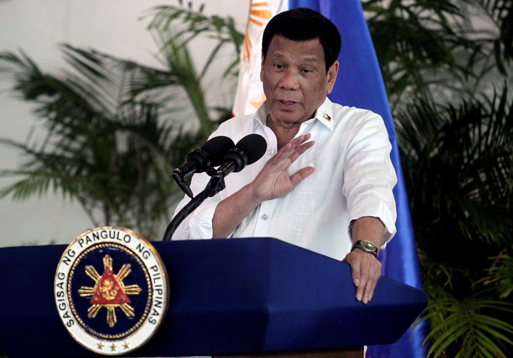 صرصور تسلق كتف رئيس الفلبين خلال جمع انتخابي watanserb.com
