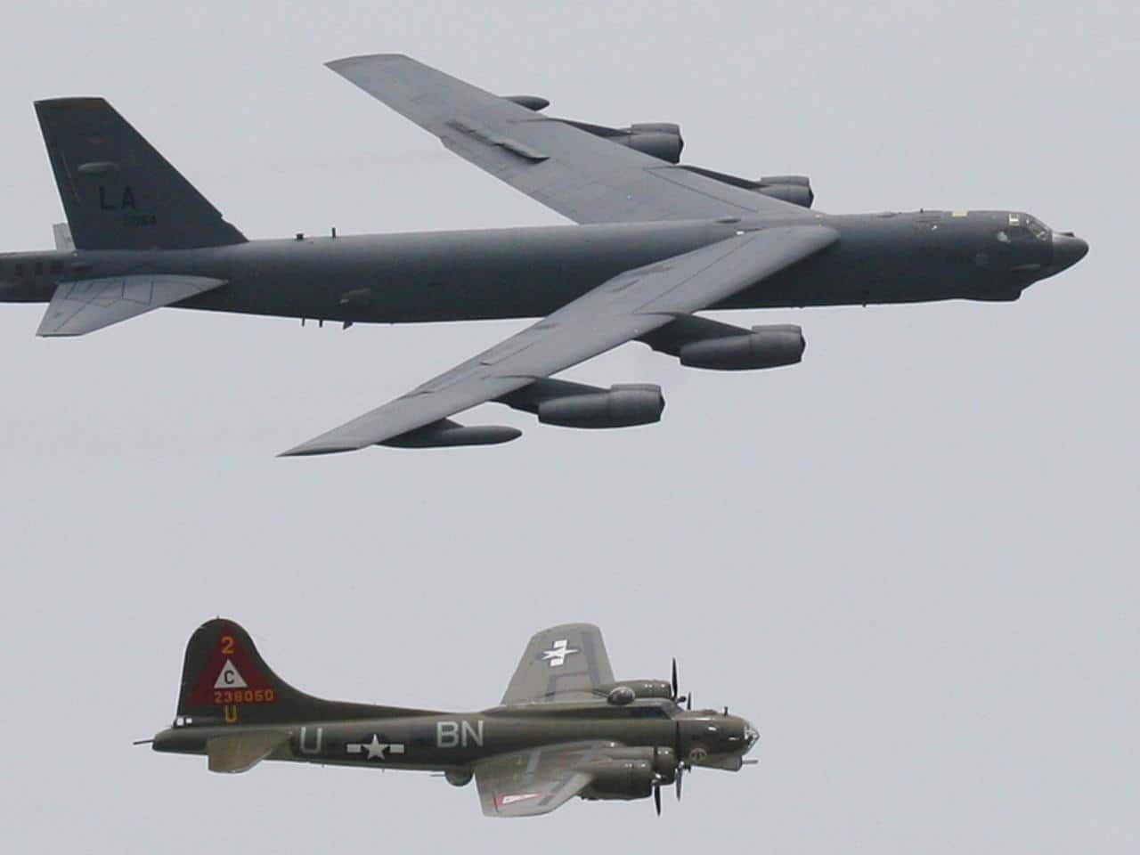 قاذفات أمريكية من طراز بي-52 watanserb.com