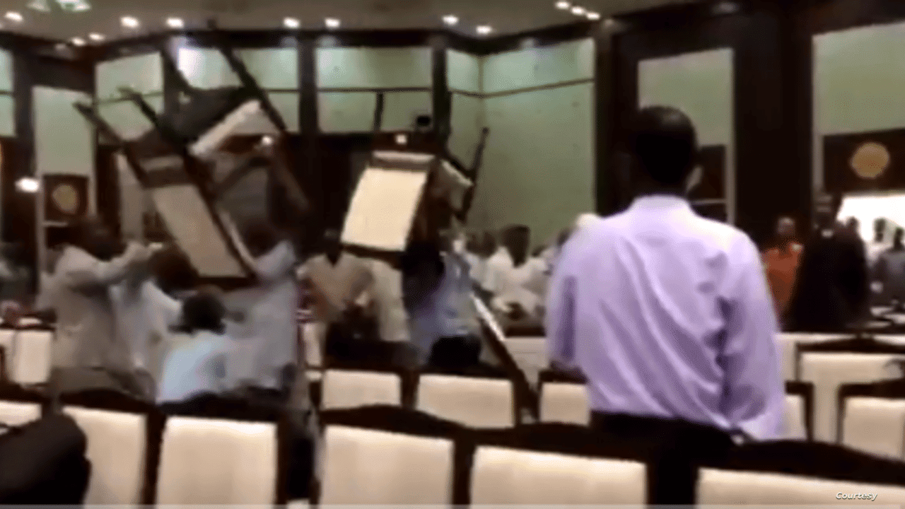 عراك حاد بين ممثلي الأحزاب السياسية في السودان بعد اجتماعها بالمجلس العسكري watanserb.com