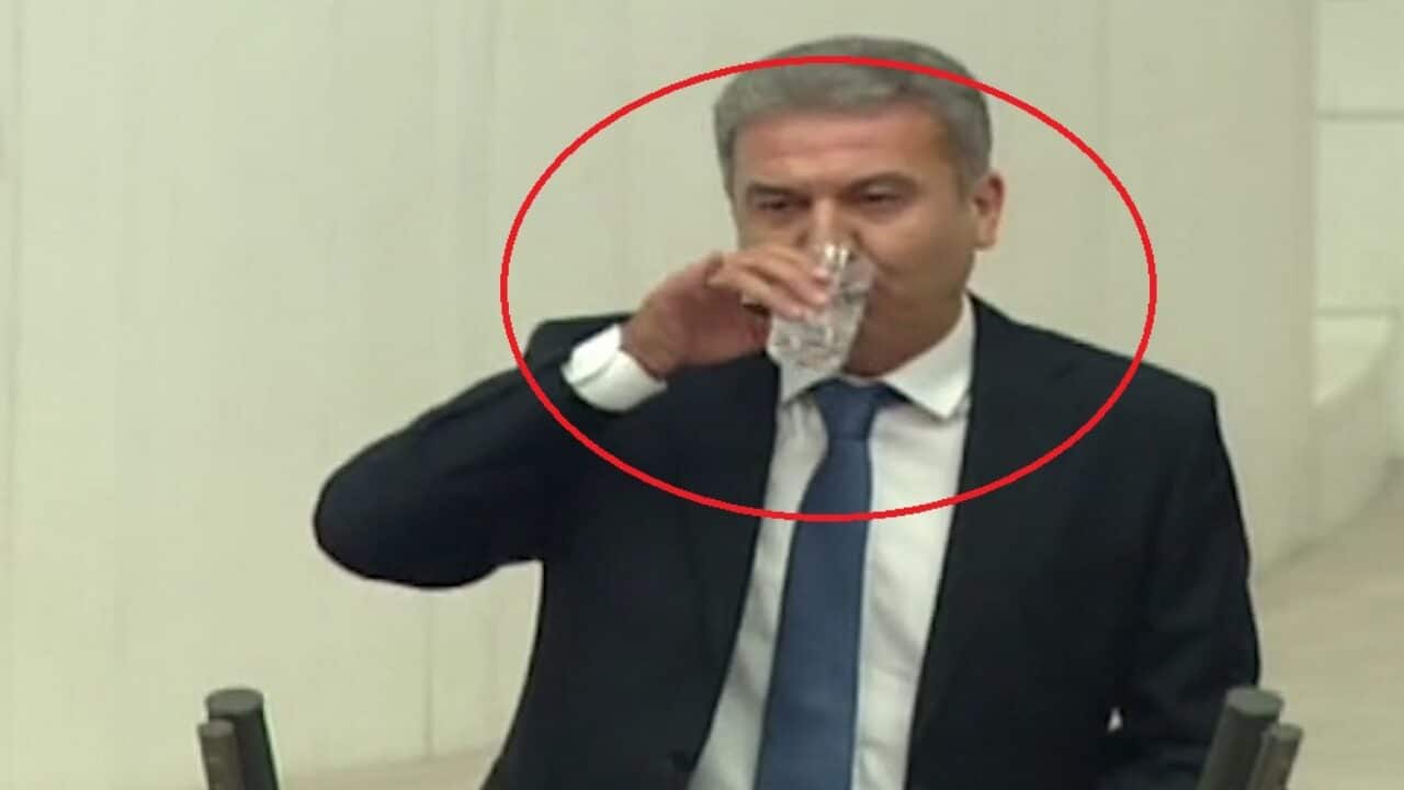 نائب تركي يشرب الماء في-نهار رمضان watanserb.com