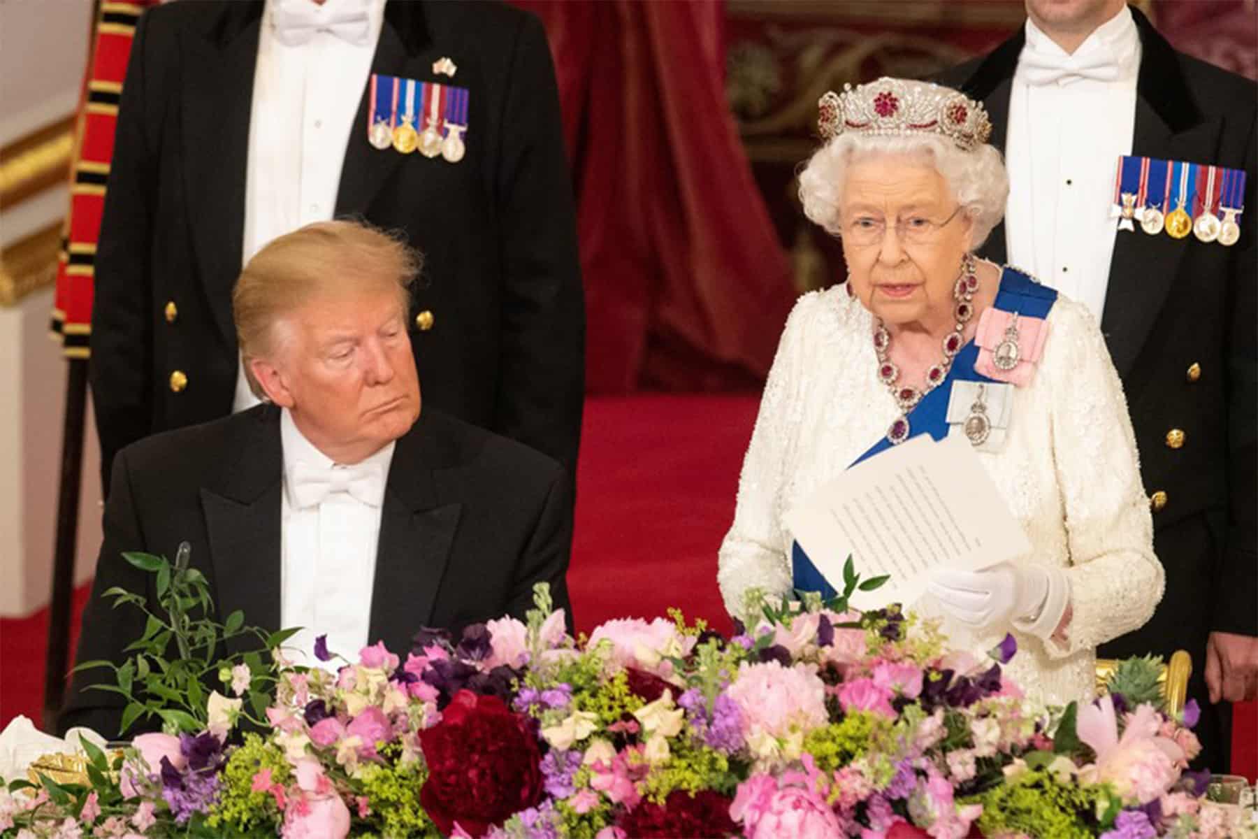 ترامب يضع يده على جسد الملكة إليزابيث watanserb.com