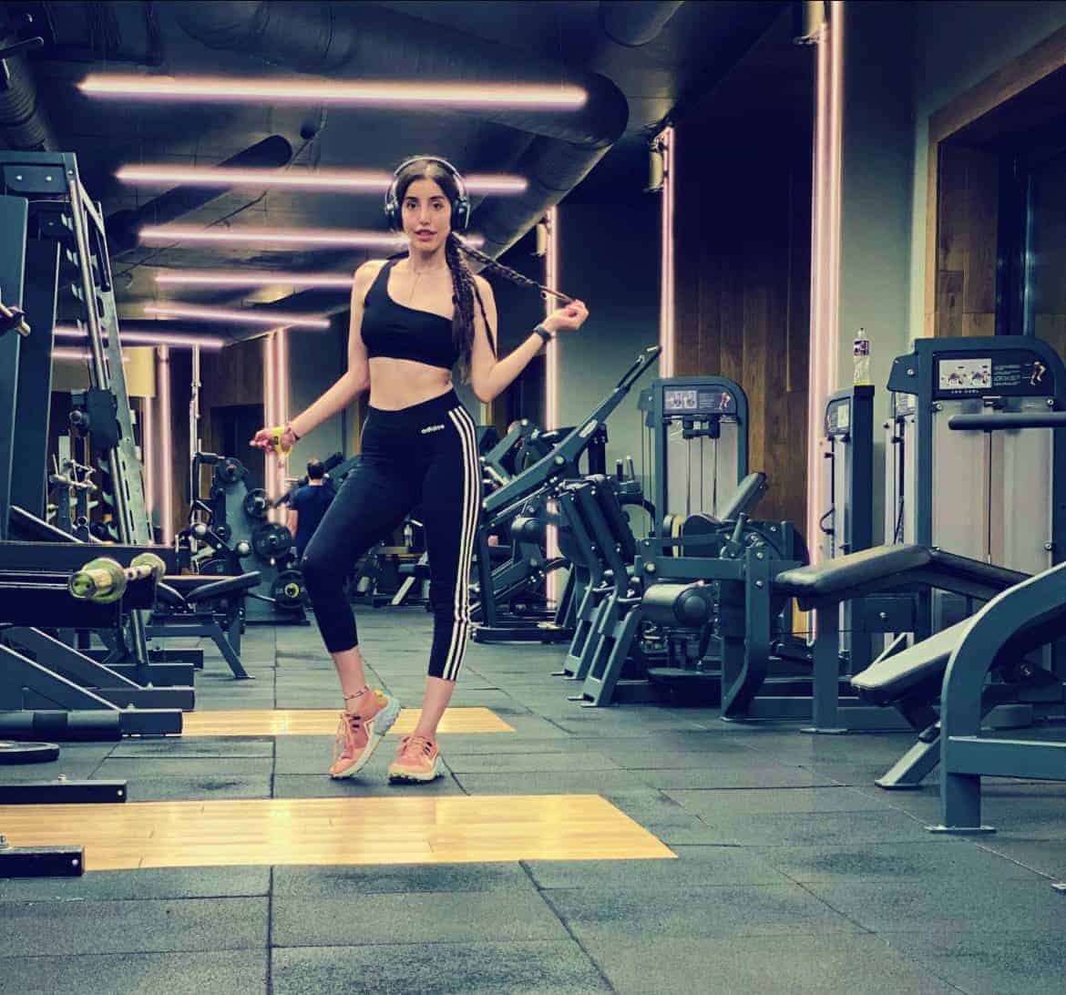 بعد فيديو “مناهل العتيبي”.. فتيات يُطالبن بارتداء البناطيل في الجامعات