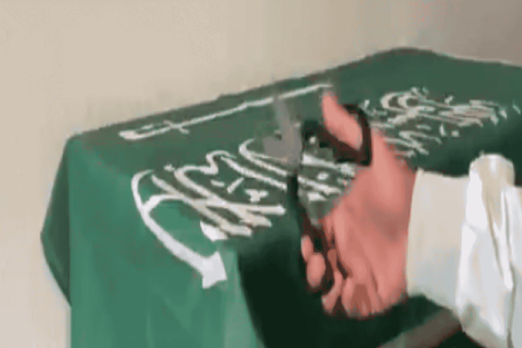 سعودي يقص عبارة التوحيد watanserb.com