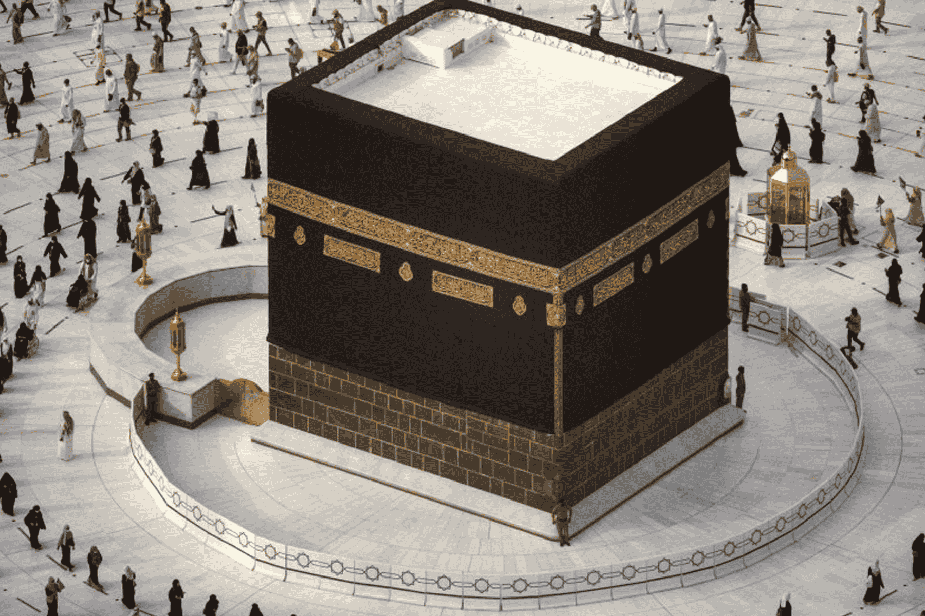 فتاة ترقص أمام الكعبة watanserb.com