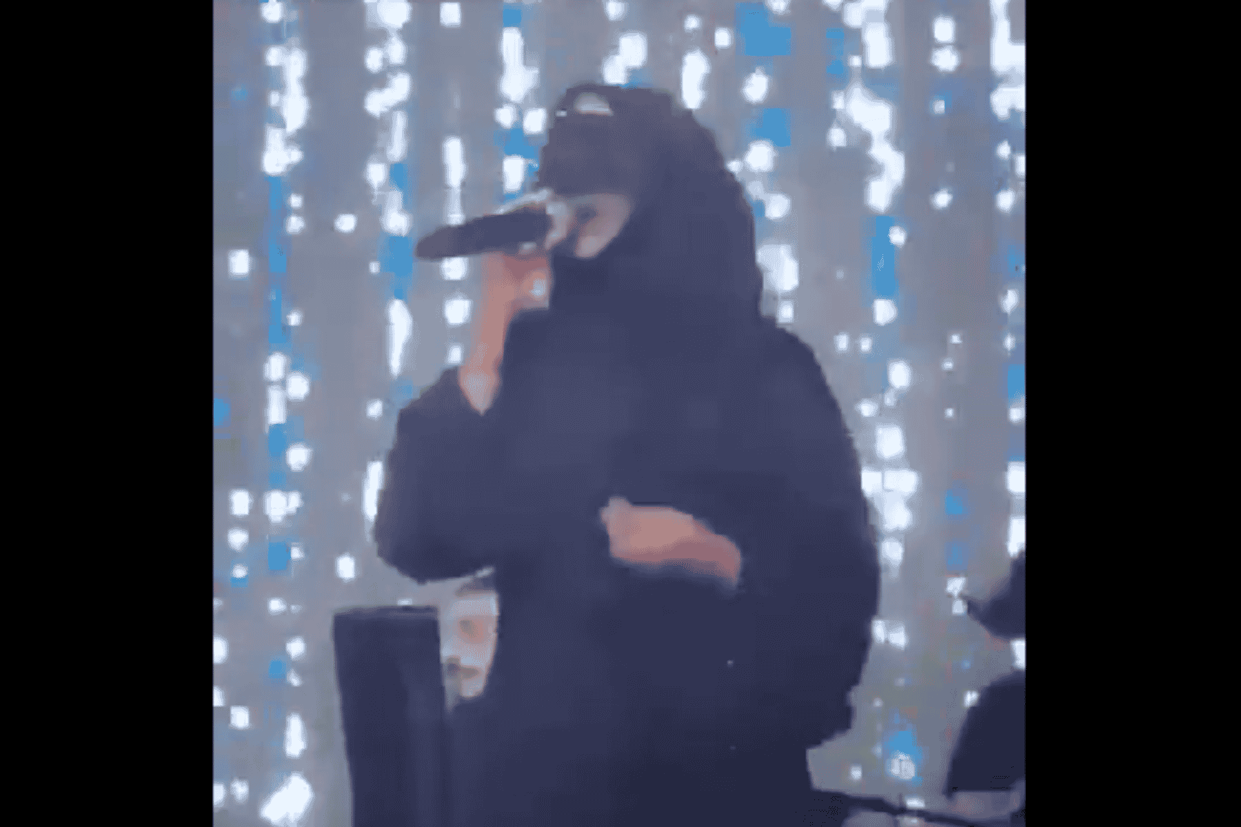 سعودية تغني على المسرح watanserb.com