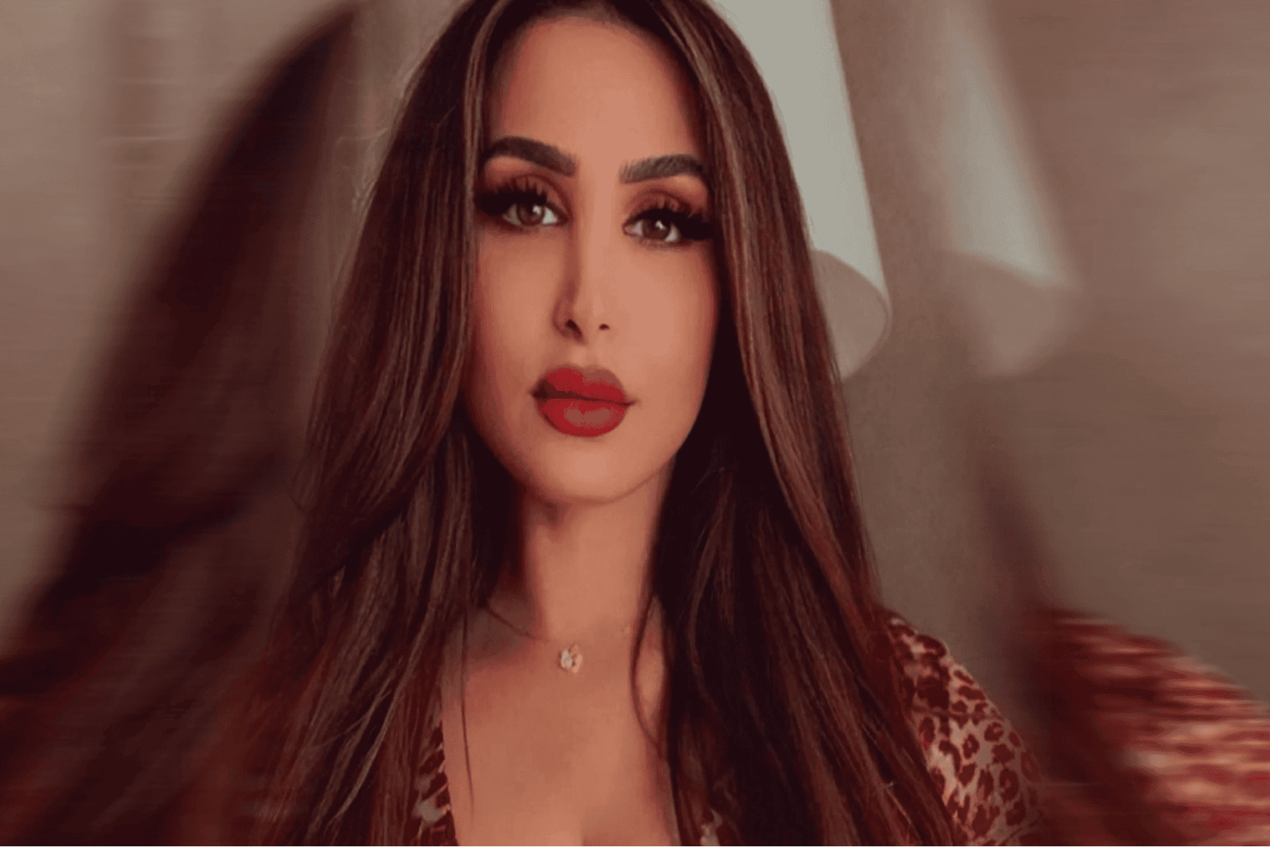 هند القحطاني على سريرها watanserb.com